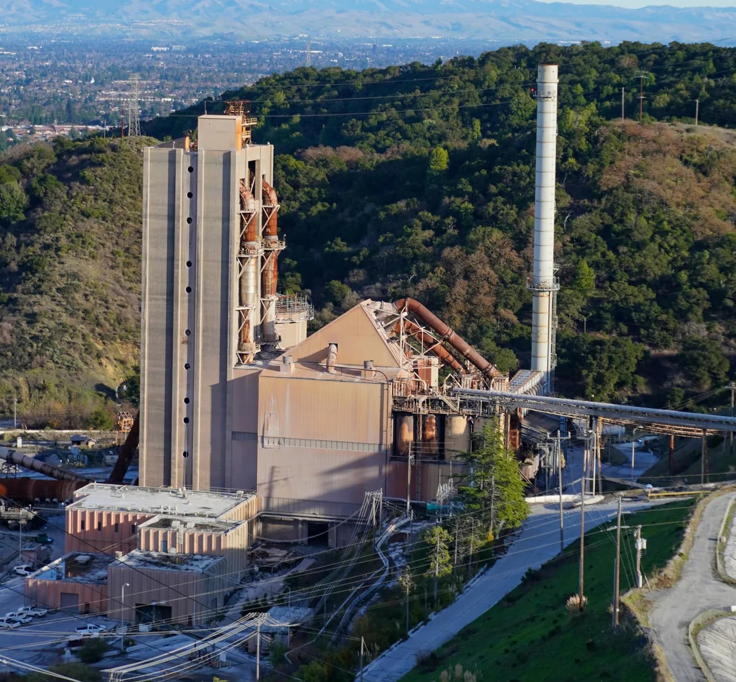 Cement plant with kiln tower and stack
